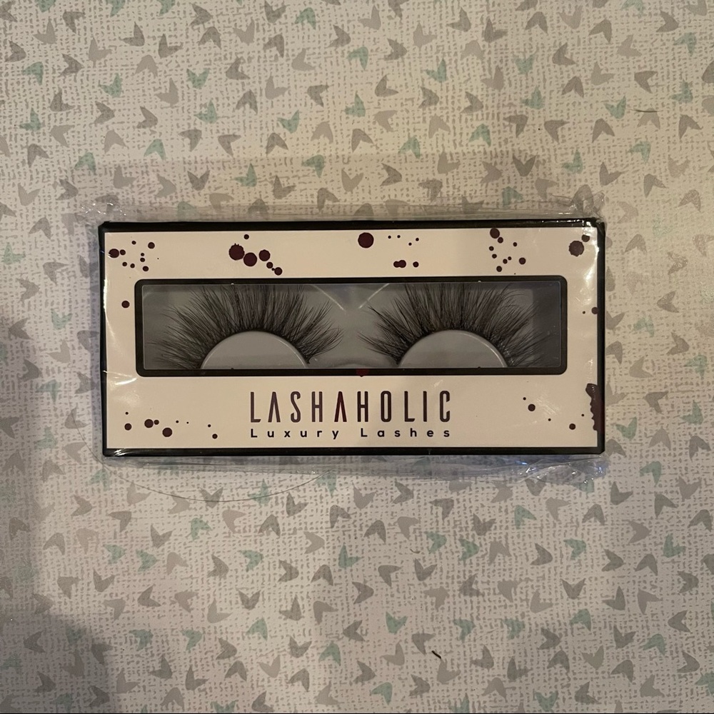 Lashaholic Luxury Lashes, Style Kiss Me. 100% Premium Silk NEW